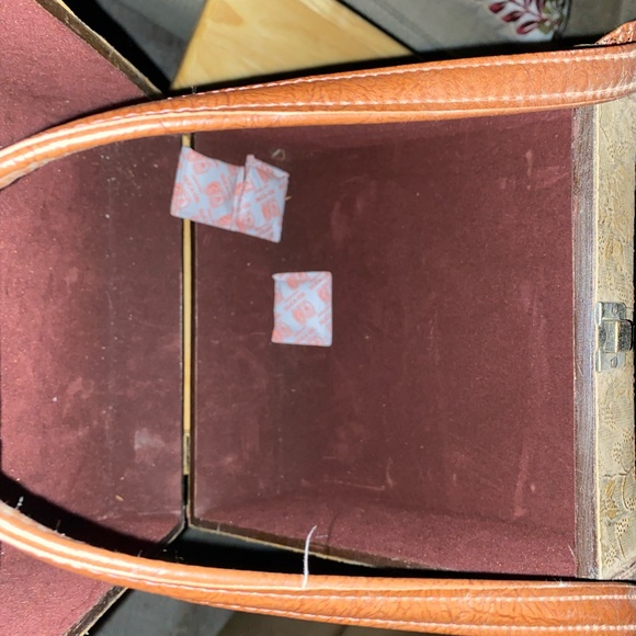 Decorative latched hard flowered box with strap. - Picture 2 of 3